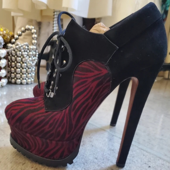 ALAIA ANKLE BOOTS - Picture 2 of 7